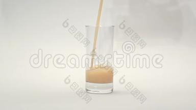 玻璃烧杯中倒入黄色果汁.. 把果汁倒进杯子里。 带有复合玻璃